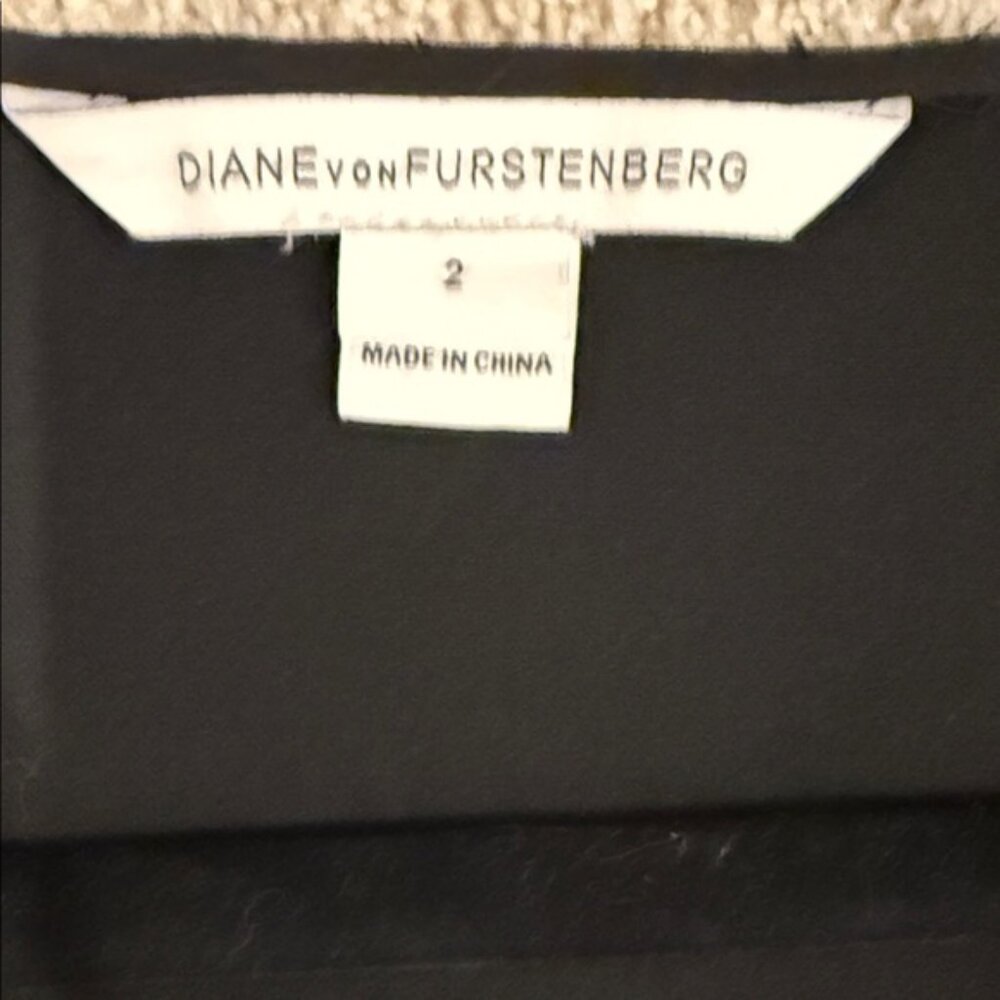 Diane von Furstenberg Black Sleeveless V-Neck Dress w/side ruching & side slit - Picture 4 of 7